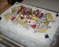 Bolo de aniversário com recheio de ameixa