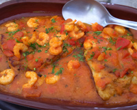 Filé de peixe ao molho de camarão servido em travessa