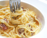Macarrão à carbonara cremoso: passo a passo
