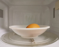 Pode cozinhar ovo no micro-ondas? Descubra como fazer esse preparo sem explodir o aparelho!