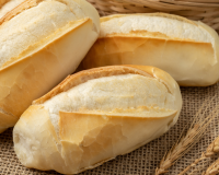 Como deixar aquele pão dormido fresquinho e crocante de novo com apenas um ingrediente?