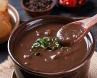 Sobrou feijão da feijoada? Transforme as sobras em um caldinho cremoso que parece prato de restaurante gourmet