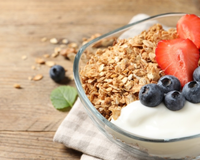 Crocante, douradinha e com um toque de mel! A granola caseira do TudoGostoso é fácil de fazer e fica deliciosa com frutas, iogurte ou até pura