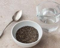 A semente de chia precisa de água para garantir todos os benefícios e nutricionistas explicam como hidratar do jeito correto
