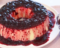 Todo mundo quer a receita do meu pudim de chocolate branco com frutas vermelhas: tão cremoso que desmancha na boca