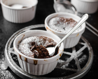 Cremoso, quentinho e com só 3 ingredientes: esse bolo de caneca é a sobremesa que vai aquecer o seu inverno