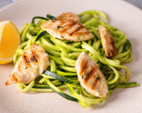 Macarrão de abobrinha com frango.