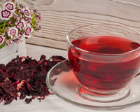 Aquece no frio, ajuda a dormir e fortalece a imunidade: benefícios do chá de hibisco para a saúde
