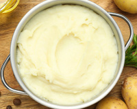 Os chefs franceses concordam: "Para deixar o purê de batatas mais cremoso e saboroso, o segredo é adicionar alho confitado"