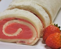 Rocambole de leite ninho com morango