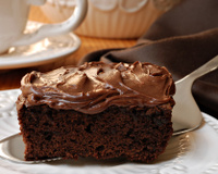 Como fazer bolo de chocolate com água quente: truque deixa o bolo muito fofinho
