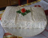 Torta fria de frango com maionese e decorada com casca de tomate