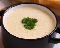 Creme de queijo feito com mussarela finalizado com ervas
