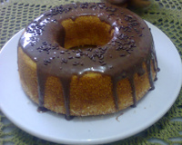 Bolo de fubá com calda de chocolate