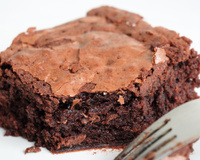 Desde que aprendi a fazer esse brownie no micro-ondas não faço mais no forno: receita fácil e sem açúcar fica uma delícia