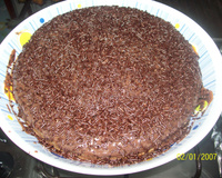 Bolo de chocolate com calda de chocolate