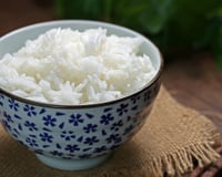 Um truque para revitalizar arroz cozido que sobrou, deixando-o macio e soltinho como arroz fresco, usando apenas um cubo de gelo
