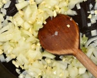 O que cozinhar primeiro: alho ou cebola? Por que a ordem em que você os refoga na panela é crucial para o resultado?