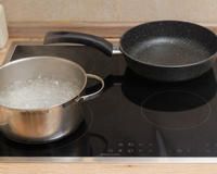 Nem toda panela cozinha igual: entenda como o material interfere no sabor das suas receitas