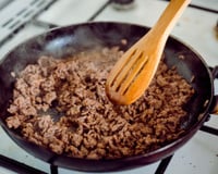 Parece mágica, mas é só física: cozinheiro testa truque para remover a gordura excessiva da comida enquanto ela ainda está cozinhando!