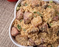 Farofa com bacon e temperos em uma travessa