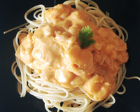 Camarão ao molho gorgonzola com spaghetti