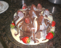 Bolo de chocolate com morangos