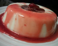 Manjar com calda de morango