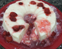 Flan de iogurte com calda de goiaba