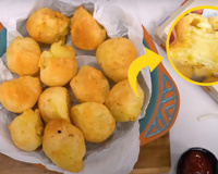 Receita fácil da mamãe na airfryer: bolinha de batata que derrete na boca e fica pronta em 15 minutos