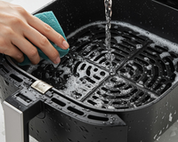 Limpar air fryer com água nem pensar: o eletrodoméstico pode apresentar problemas