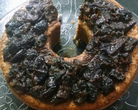 Bolo de banana com aveia e calda de ameixas