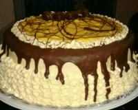 Bolo de chocolate com mousse de maracujá e cobertura de chocolate