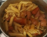 O suculento macarrão com salsicha