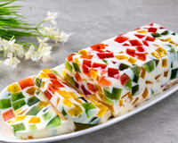 Essa gelatina colorida é perfeita para fazer com a criançada e a família inteira vai poder saborear