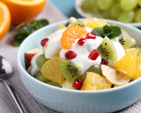 Sou esportista e nutricionista e garanto: "Comer iogurte e frutas no jantar pode ser benéfico para a perda de peso e tão eficaz quanto o jejum intermitente"