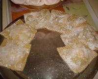 Ravioli caseiro de Shimeji, Shiitake e Cream Cheese com molho de tomates e manjeicão