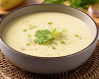 Caldo de batata cremoso finalizado com cheiro-verde