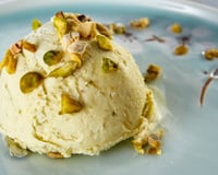 Sorvete de pistache cremoso finalizado com sementes picadas