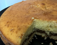 Bolo de iogurte simples e rápido com recheio de chocolate e cereais