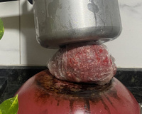 Era o truque me faltava: descongelar carne usando duas panelas e sem fogão é a maior gambiarra, mas será que funciona?