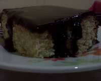 Bolo prático de laranja com calda de chocolate