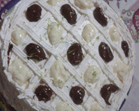 Bolo com recheio de limão e chocolate