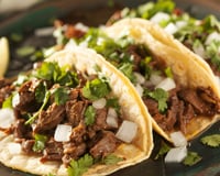 Os chefs mexicanos concordam: "O taco mais fácil e saboroso de fazer em casa só precisa de carne e uma tortilla, e é servido com coentro e cebola”