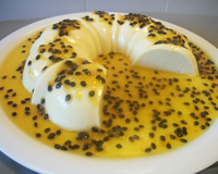 Flan de iogurte com maracujá