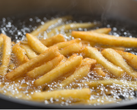 Despejo uma colherzinha no óleo quente: as batatas não absorvem a gordura e ficam deliciosamente crocantes