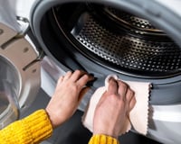 Como limpar sua máquina de lavar roupa (de abertura superior e frontal) para reduzir odores de mofo e manchas pretas nas roupas - fácil de fazer em casa