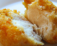 Eu sempre pulei esse passo na hora de fazer frango empanado, mas ele faz toda a diferença no resultado!