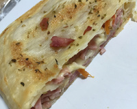 Rocambole de presunto e queijo com massa de pastel