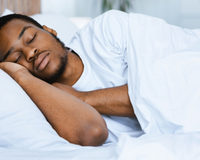 Dormir bem começa no prato: o que comer e o que evitar de noite para ter uma noite de sono tranquila